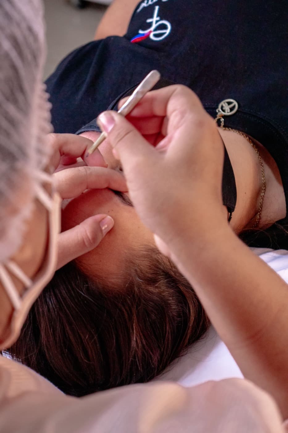 Augenbrauen & Wimpern Behandlungen bei EM Beauty – Haus der Orchidee
